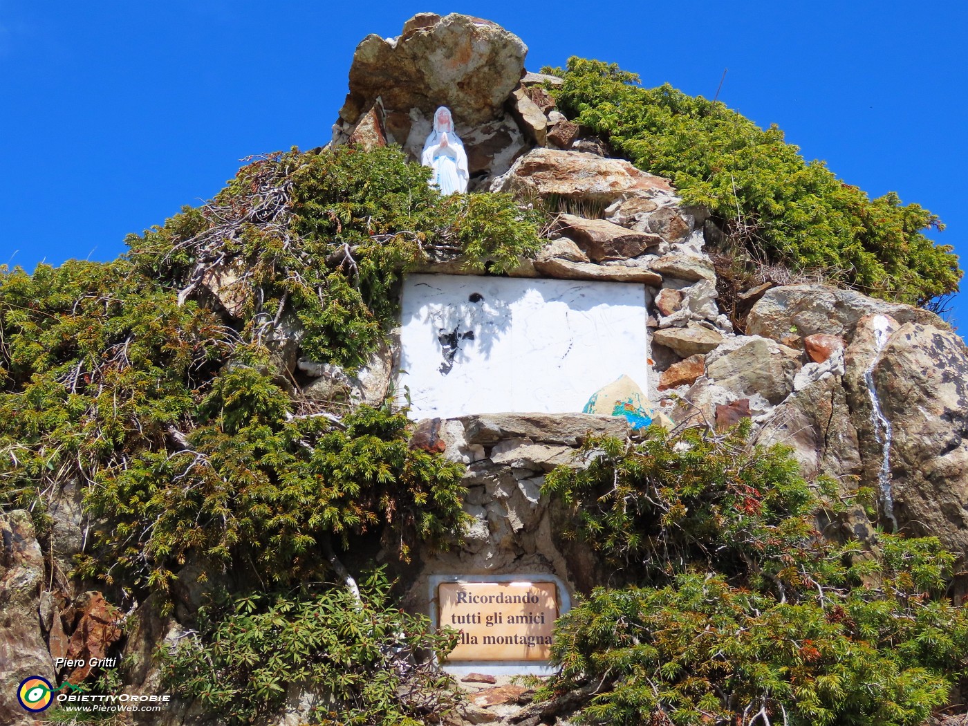 45 Alla Forcella Rossa (2055 m)  la Madonnina del G.A.M.A (Gruppo Amici Montagna Almè).JPG
